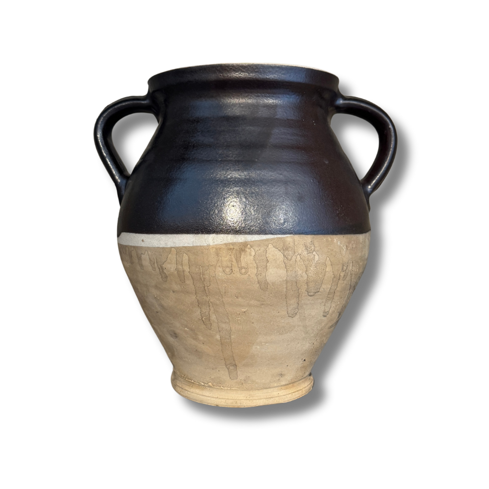 Håndlaget keramikkrukke i sort og naturleire med to hanker – rustikk wabi-sabi dekor