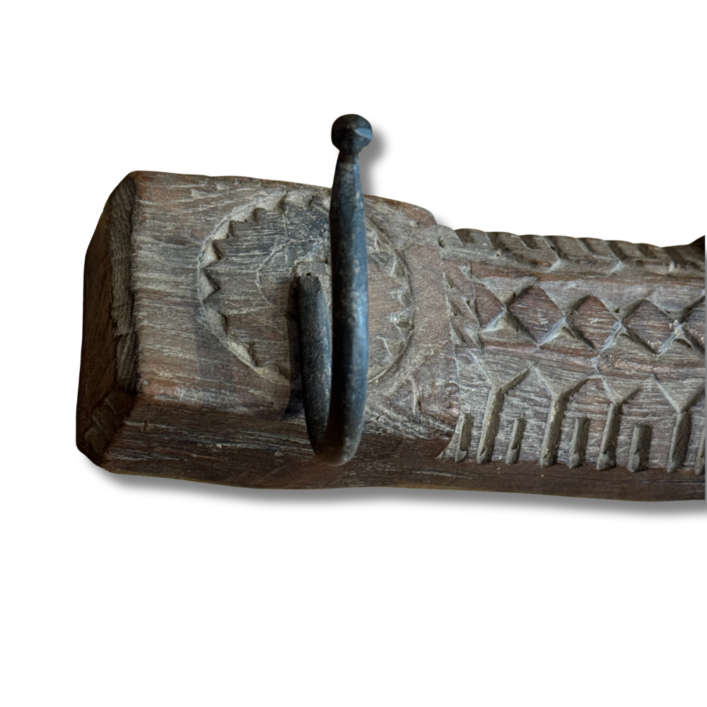 Knaggrekke med utskjæringer