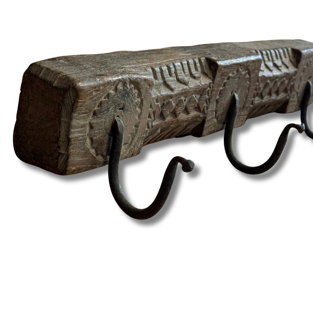 Knaggrekke med utskjæringer