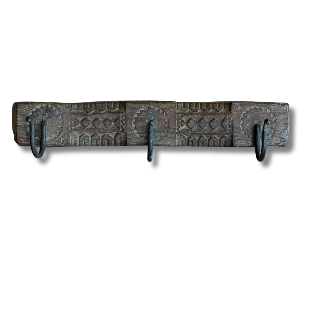 Rustikk knaggrekke i håndskåret tre med tre smijernskroker og utskårne mønstre
