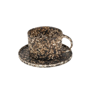 Kopp med fat i brun og beige steingods fra Olsson &amp; Jensen Pepper-serien – håndlaget keramikk med rustikk tekstur.