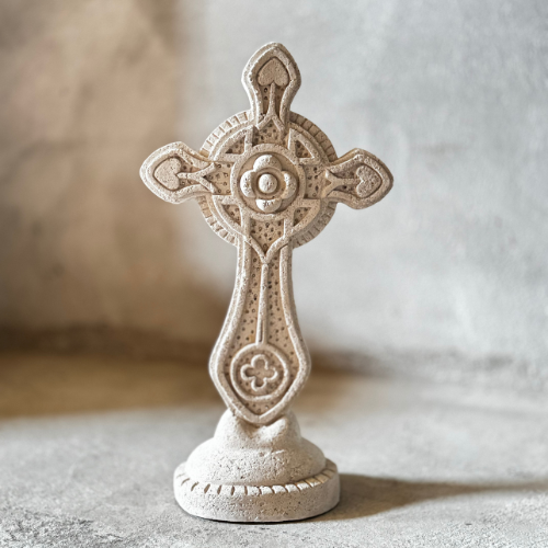 Dekorativt kors i vulkanstein fra Mt. Pinatubo, håndlaget med rustikk overflate i naturfarge