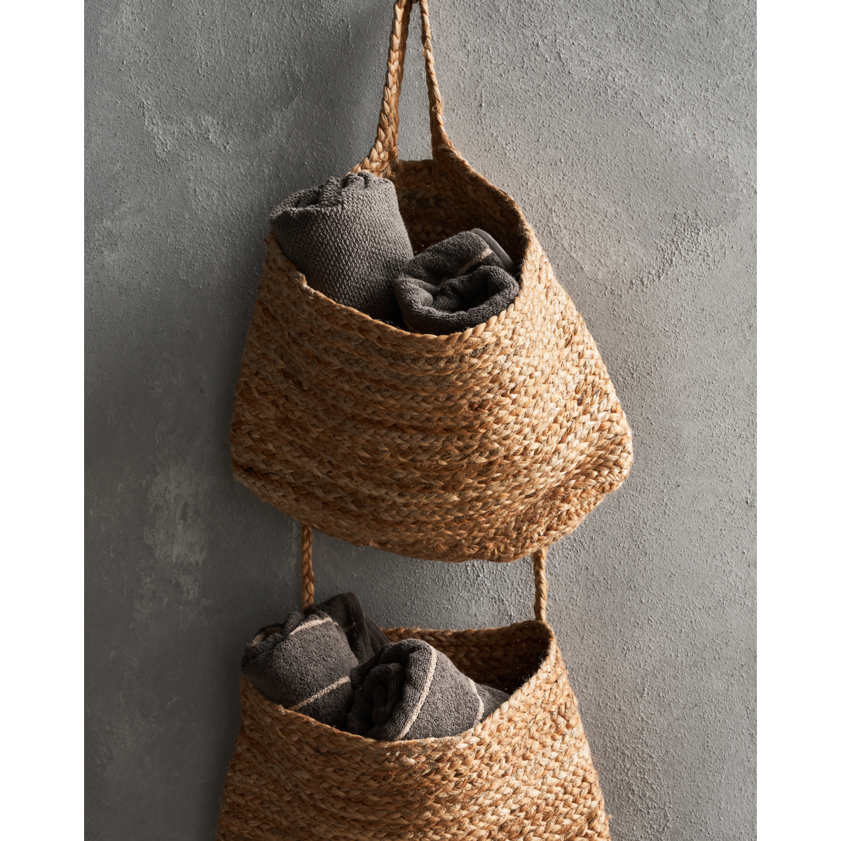Kurvsett i jute med håndklær, hengende på grå vegg – House Doctor Ramla