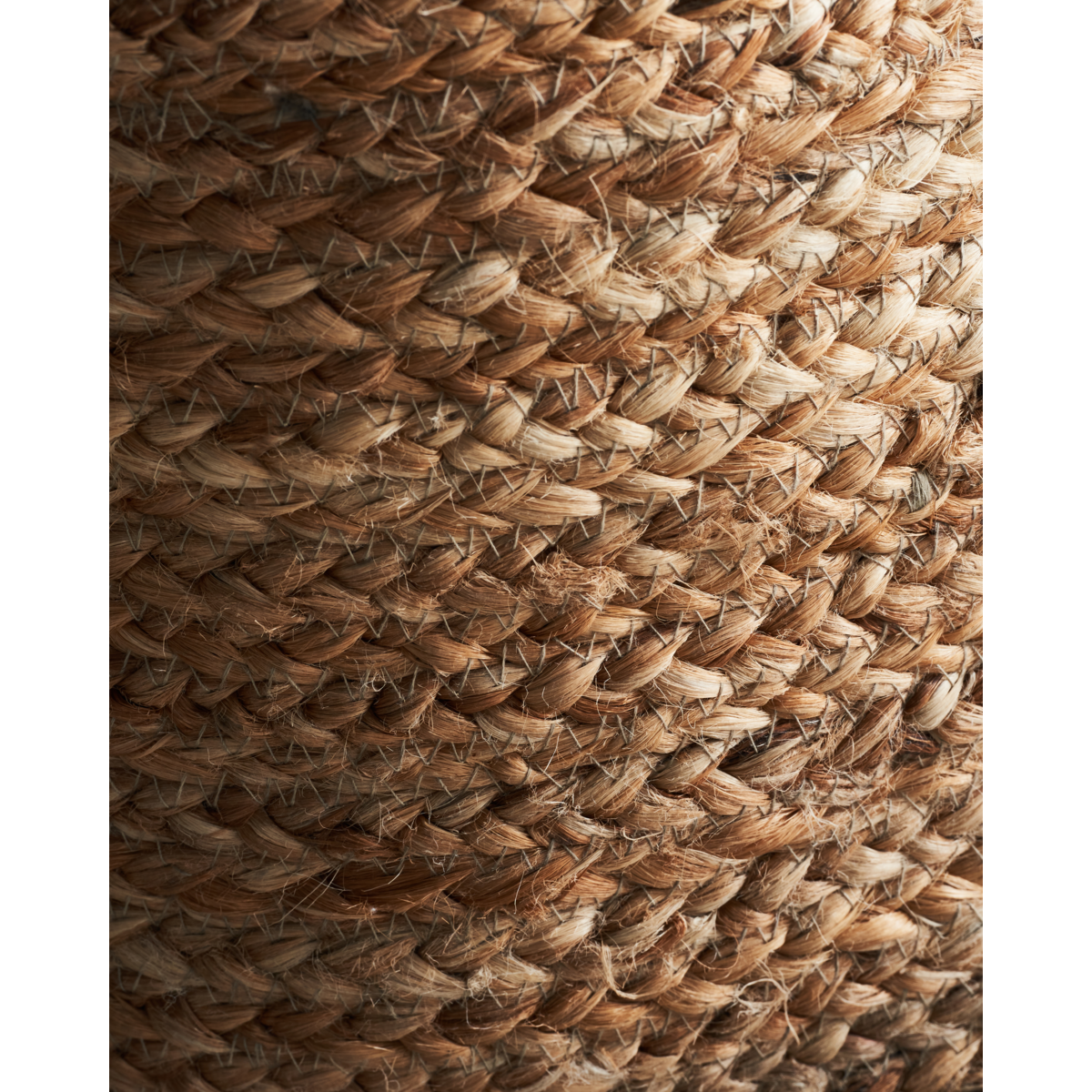 Detaljbilde av flettet jute i naturfarge på Ramla kurvsett fra House Doctor