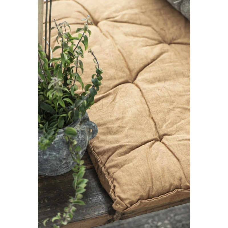 Stablede benkputer i naturlige farger – beige, grønn og rustbrun fra IB Laursen