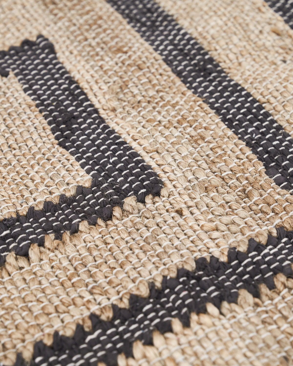 Nærbilde av Leah matte fra House Doctor med geometrisk mønster i natur og svar