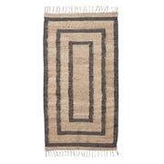 House Doctor Leah matte 70x140 med svart ramme og frynser i naturtoner.