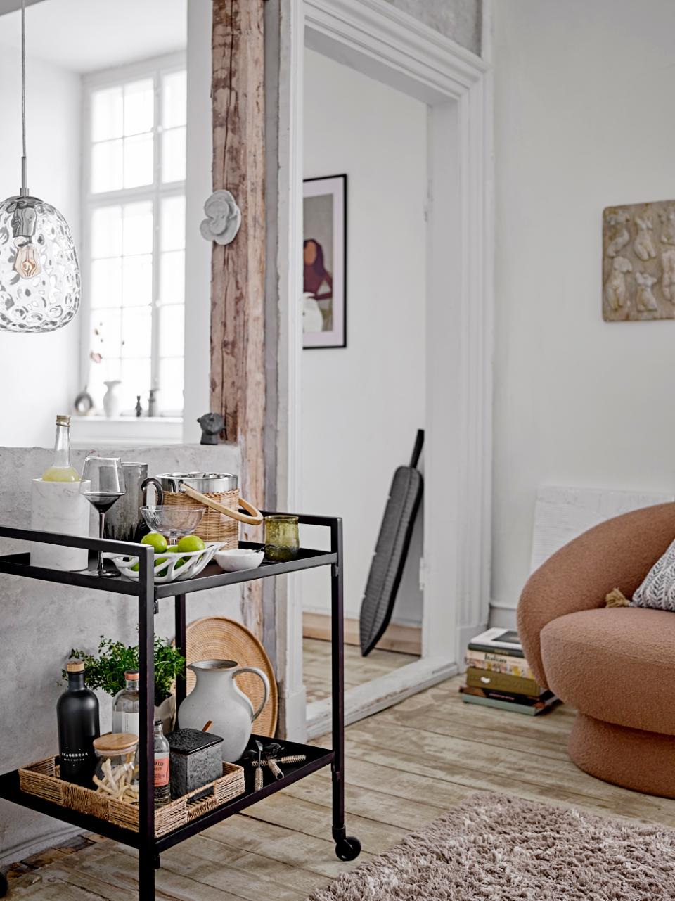 ecia serveringsbrett fra Bloomingville som del av skandinavisk interiør med naturmaterialer.