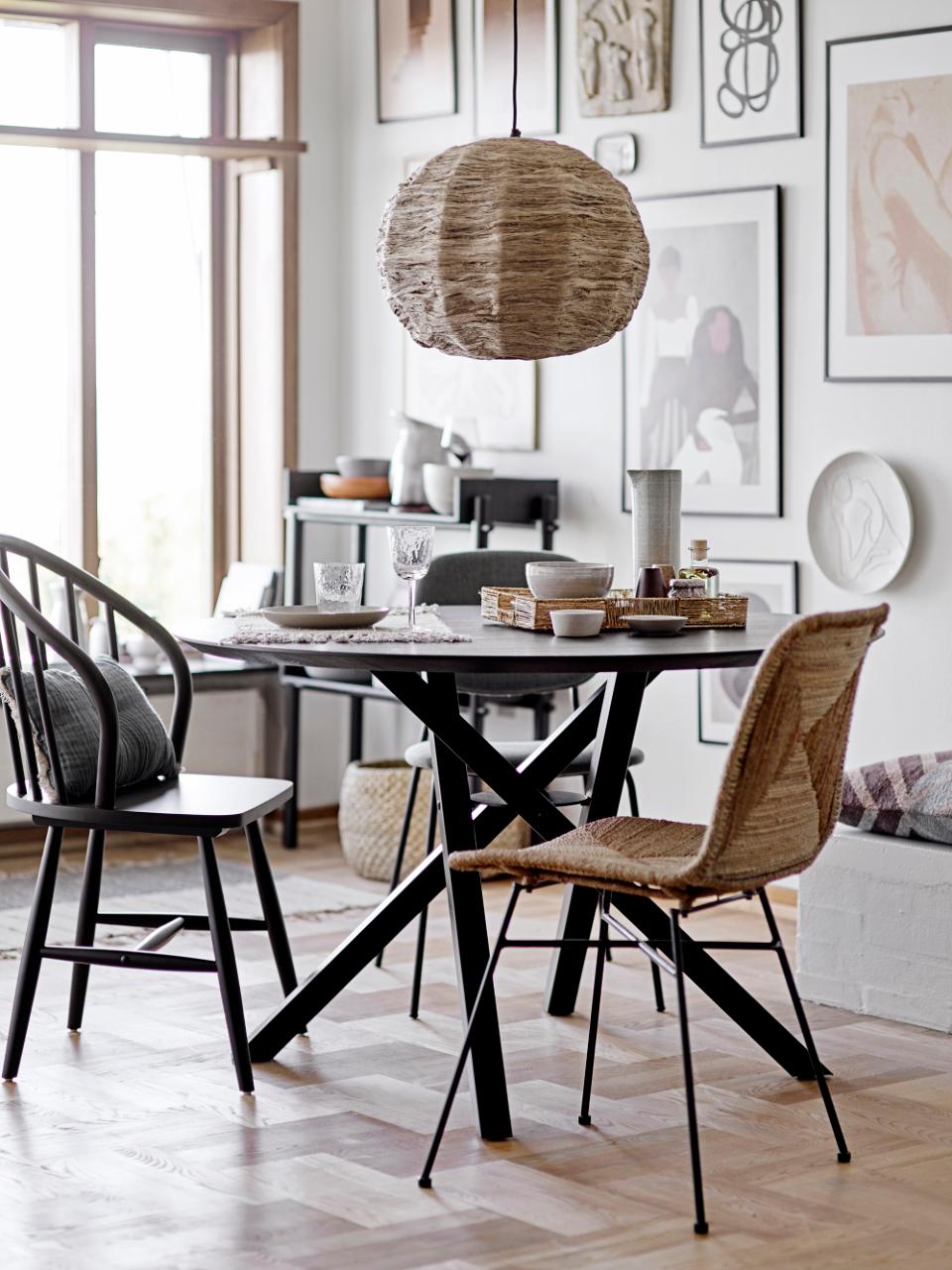 Bloomingville Lecia serveringsbrett med te og kopp, brukt som frokostbrett.