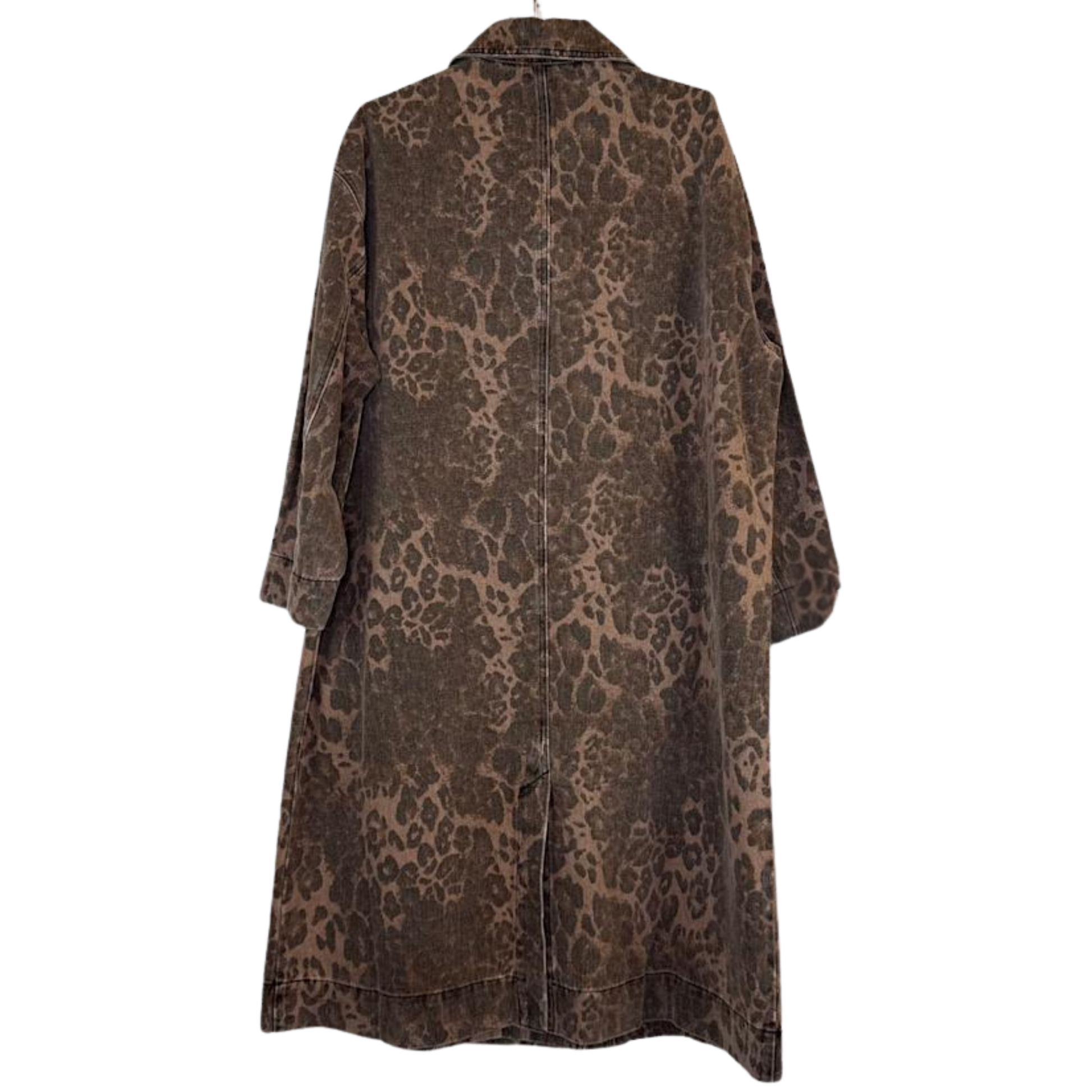 Bakside av leopardmønstret trenchcoat i brun denim med vasket finish.