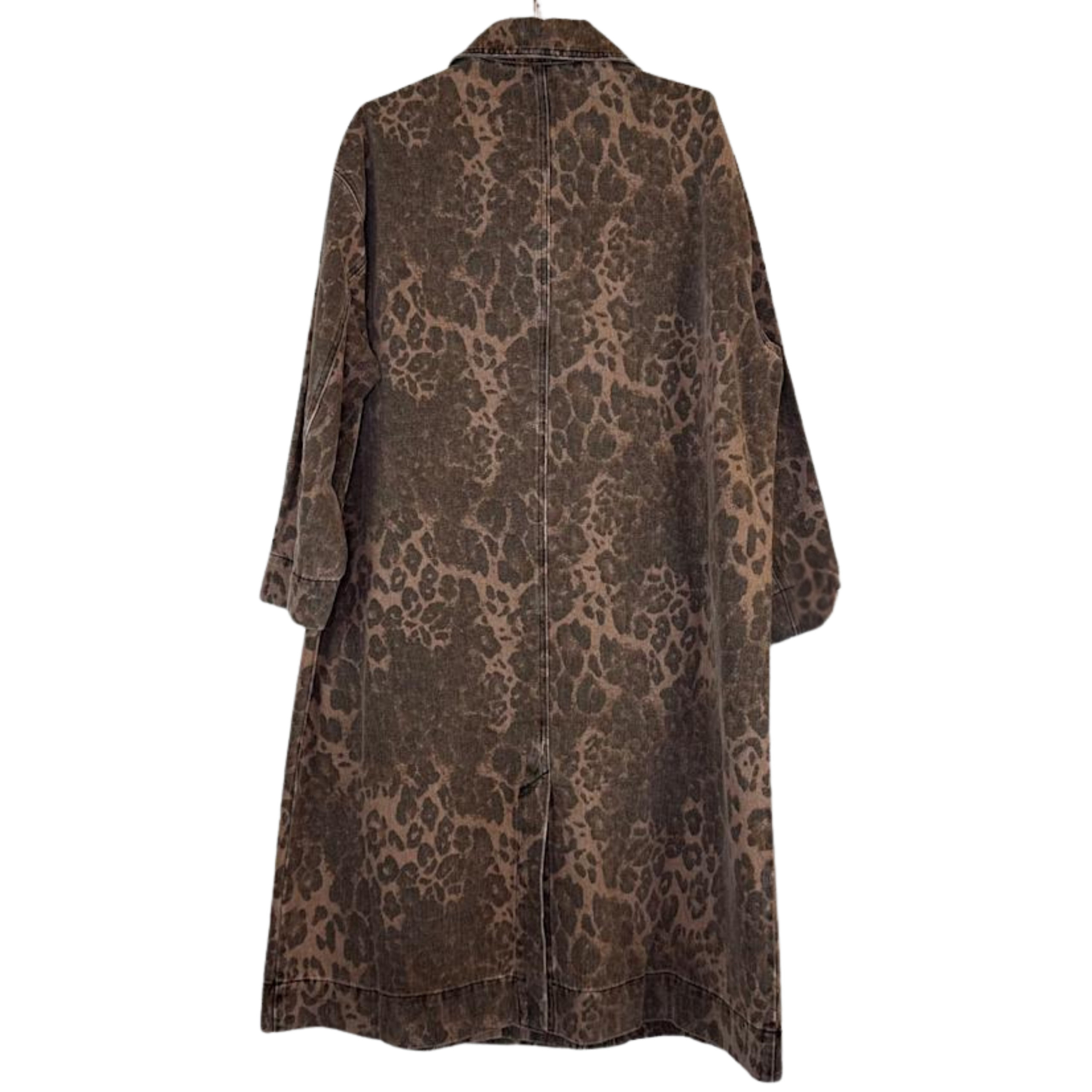 Bakside av leopardmønstret trenchcoat i brun denim med vasket finish.