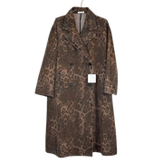 Leopard trenchcoat i denim med dobbeltspent lukking og bruntonet mønster.