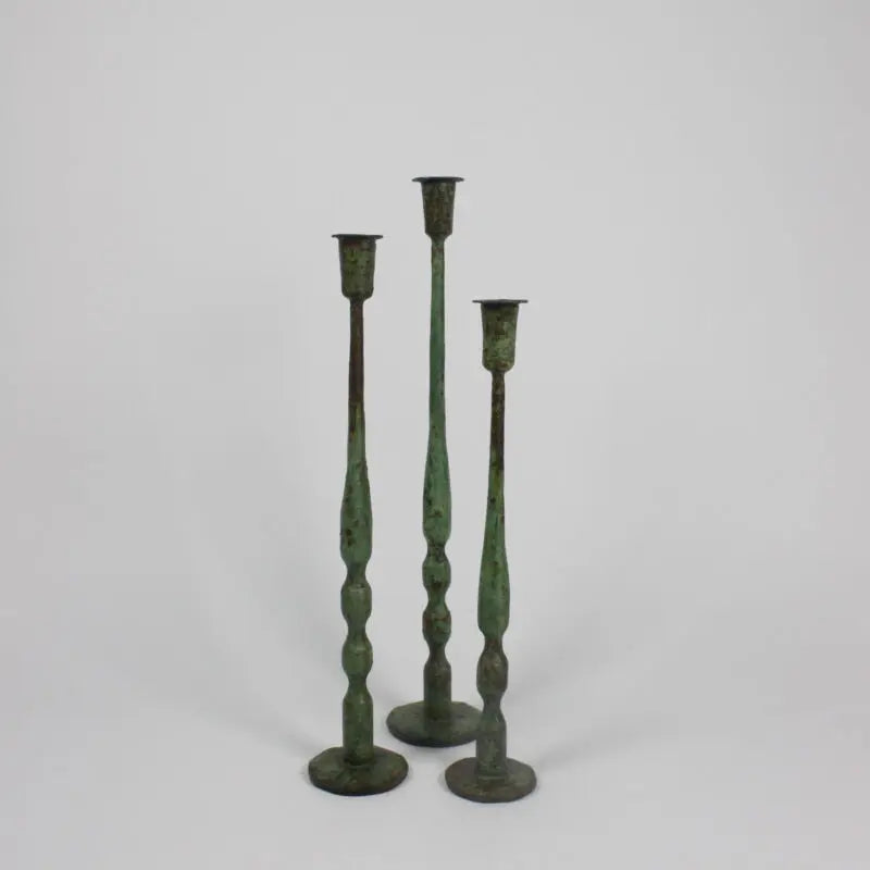 Iliana lysestake i grønt støpejern fra Olsson &amp; Jensen, håndlaget i India med rustikk og elegant design.