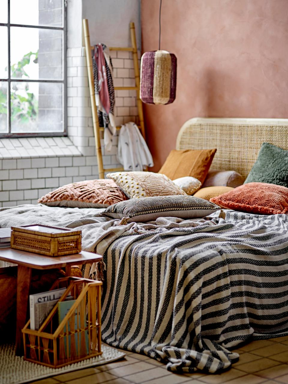 Lilly rottingeske på soverom med tekstiler og varme toner