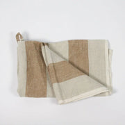 Kjøkkenhåndkle i 100 % lin med brede beige striper – rustikk og naturlig tekstil til kjøkken i skandinavisk stil.