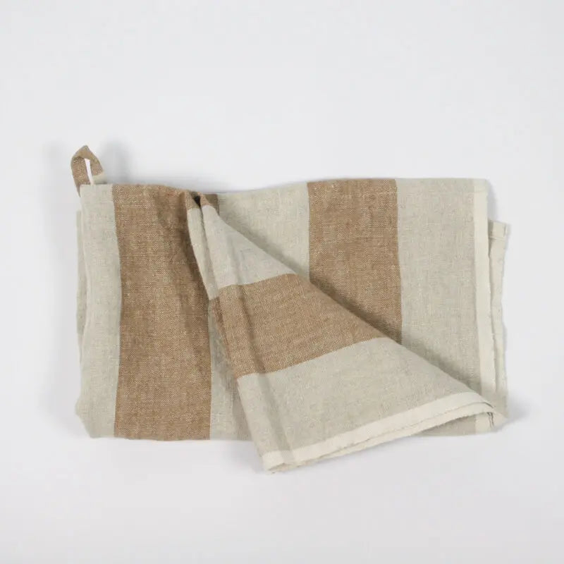 Kjøkkenhåndkle i 100 % lin med brede beige striper – rustikk og naturlig tekstil til kjøkken i skandinavisk stil.