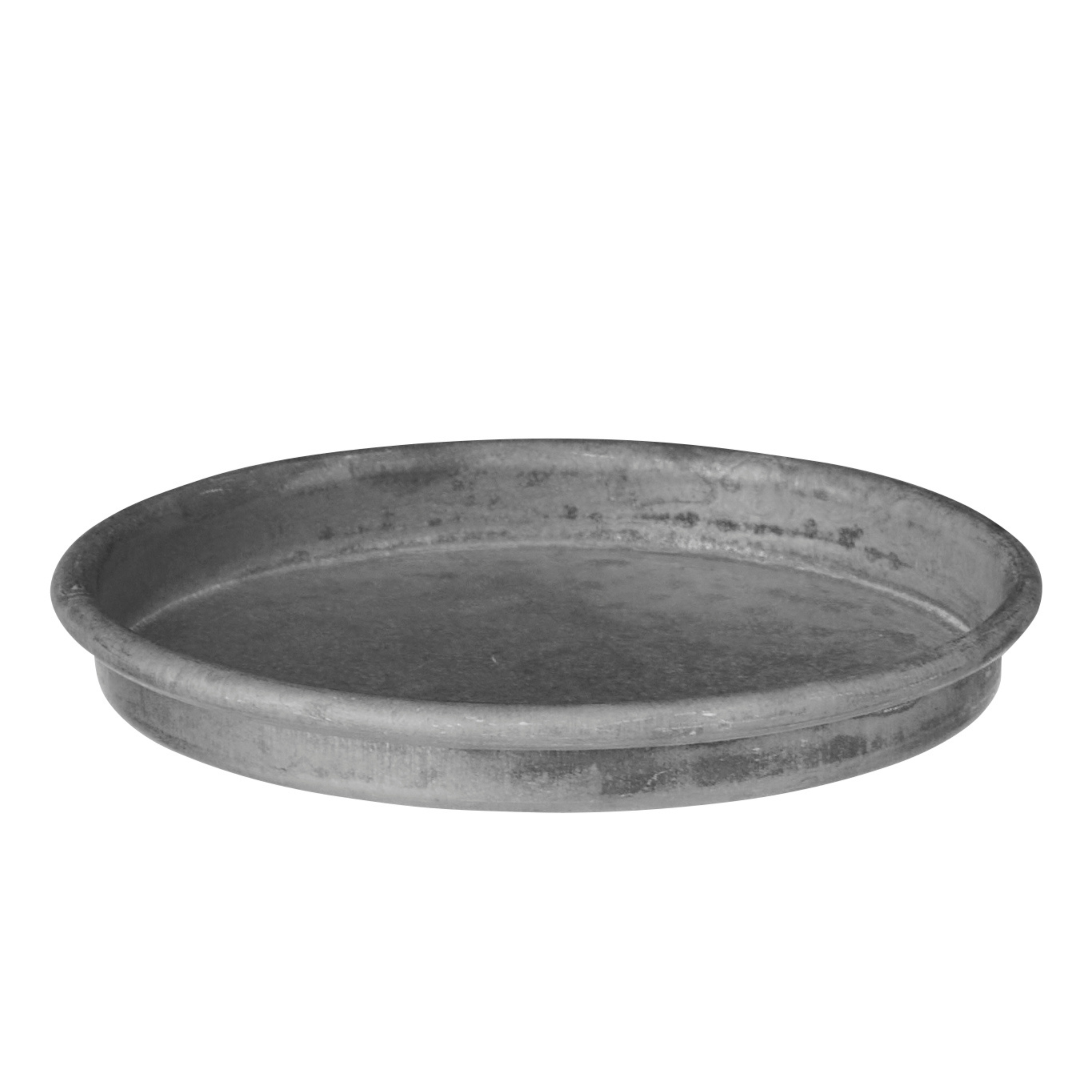 Lite rundt metallfat i matt, rustikk finish – brukt som base for lys og små dekorobjekter.