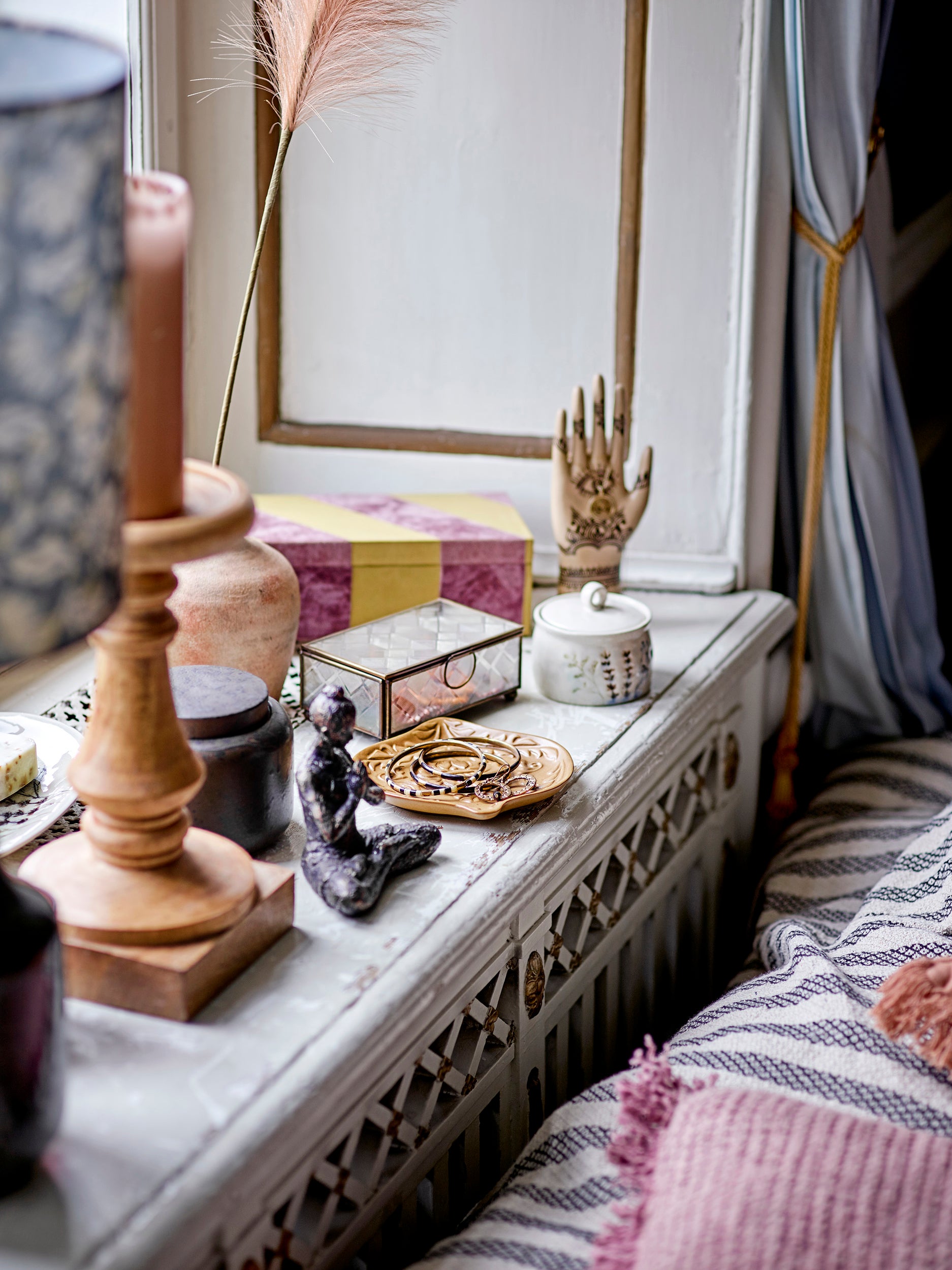 Lizz dekorfat i brun stentøy – brukt som smykkefat i vinduskarm