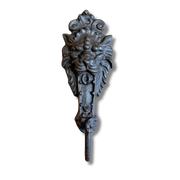 Løvehode krok i mørkt støpejern – håndlaget veggkrok med klassisk rustikk design