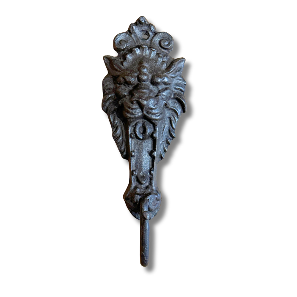 Løvehode krok i mørkt støpejern – håndlaget veggkrok med klassisk rustikk design