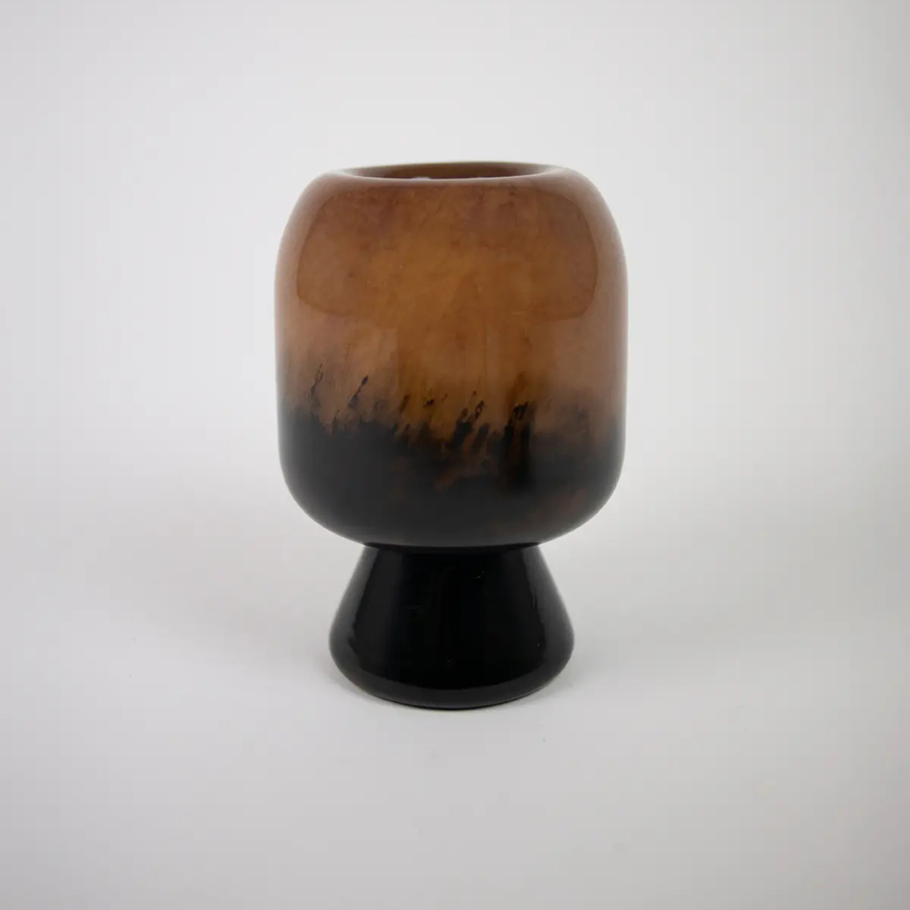 Glassvase Luc Vase høy i brun og sort melert glass med retroinspirert design.
