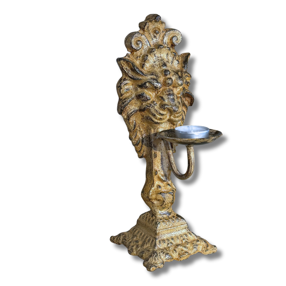 Løvehode lysestake i støpejern med antikk gullfinish – rustikk dekor og lysfat for telys