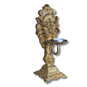 Løvehode lysestake i støpejern med antikk gullfinish – rustikk dekor og lysfat for telys