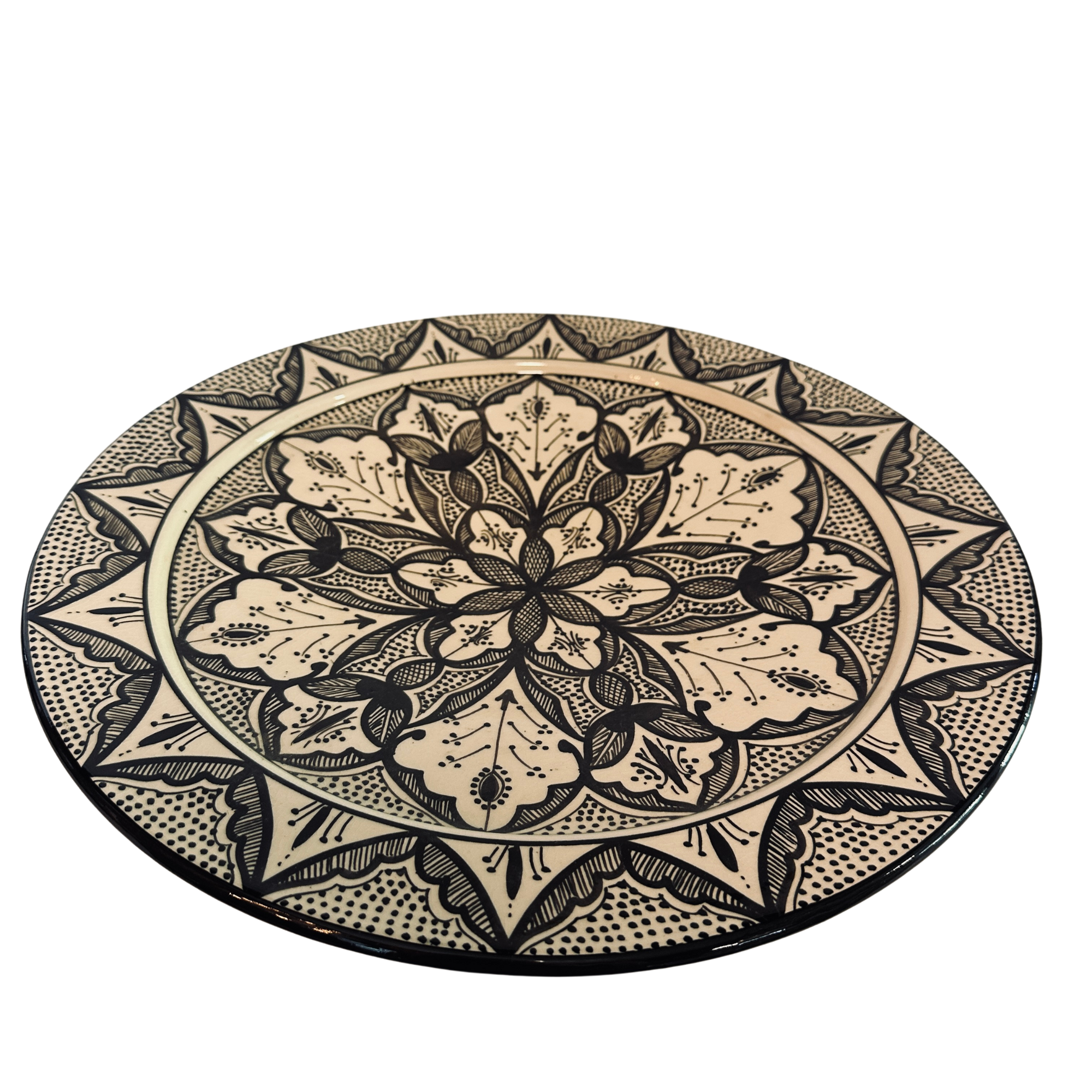 Håndmalt marokkansk serveringsfat i keramikk med sorte mønstre på naturfarget bakgrunn, Ø41,5 cm