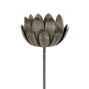 Marschallholder i mørk metall formet som en blomst, perfekt til utebelysning i hage eller snø