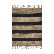 Detalj av Rimi teppe i jute med sorte striper fra House Doctor, naturlig håndvevd design