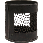 Rustikk Mercer beholder i mørkt jern fra Trademark Living med industrielt design