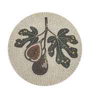 Mosaikkfat i steingods med dekorativt fikenmotiv i krem-, olivengrønne og brune toner.