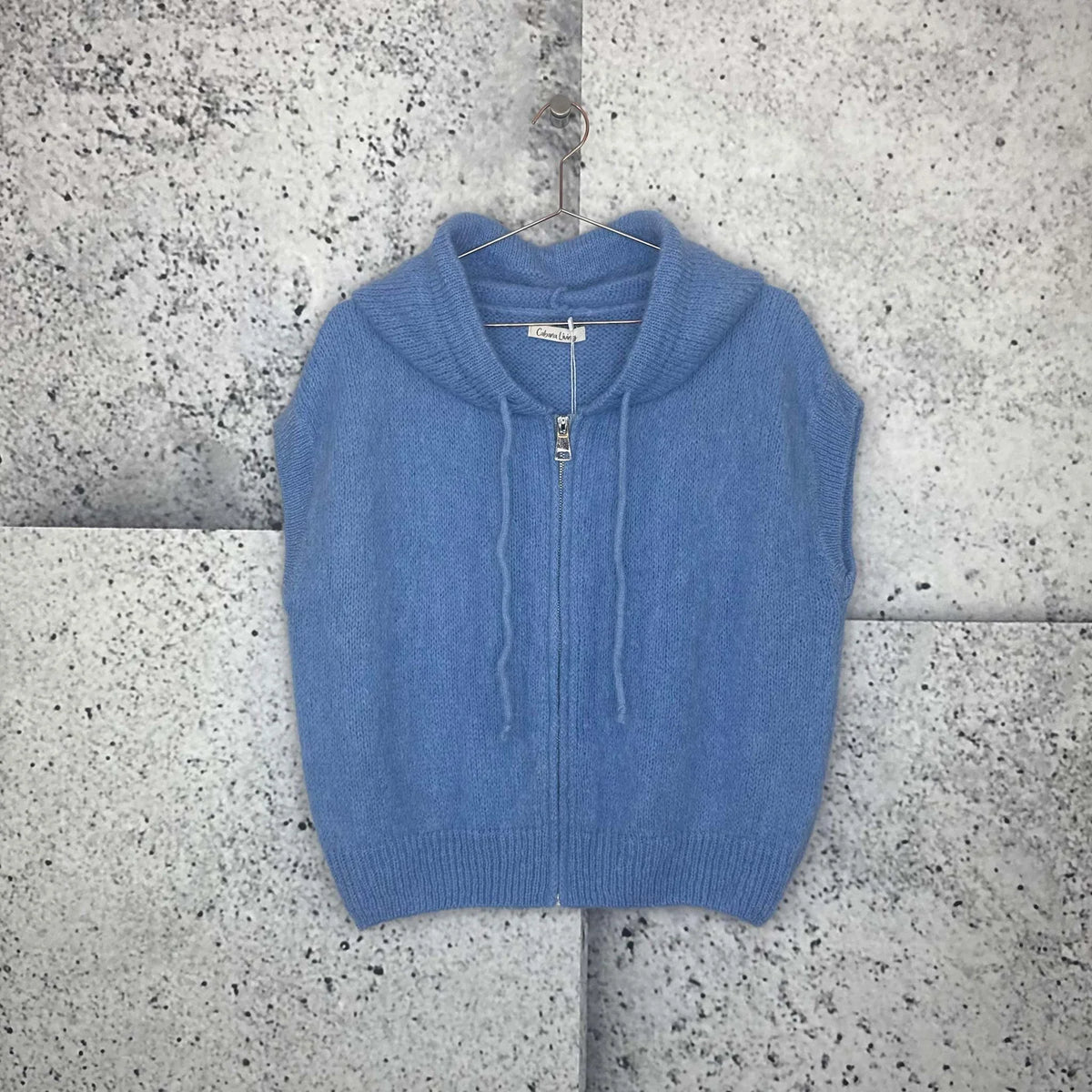 Jeansblå strikket mohairvest med glidelås fra Cabana Living – Mosel 8827