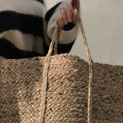 Naturfarget handlenett i flettet jute med håndtak