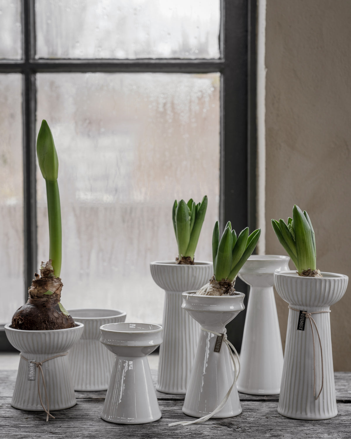 Naturhvit vase i steingods med blomster i interiør