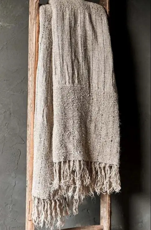 Detaljbilde av Newton linpledd i naturfarget beige med struktur og frynser – HomeByGard