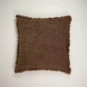 Brunt putetrekk i lin med frynser og treknapper på baksiden.