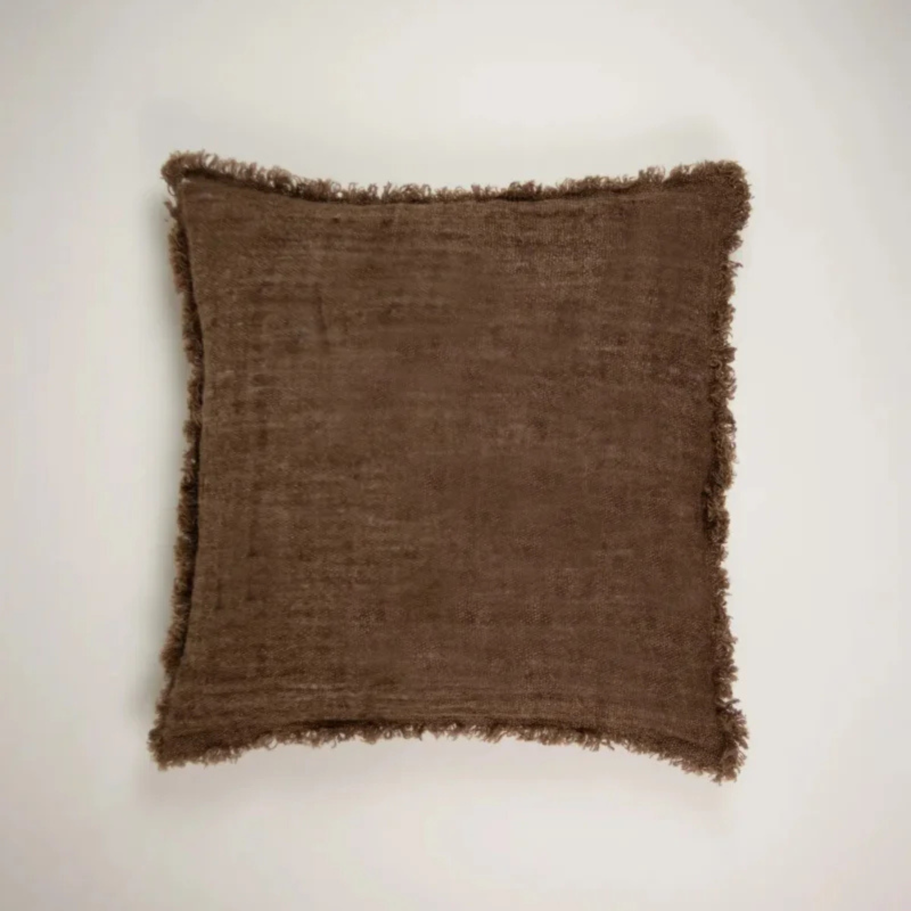 Brunt putetrekk i lin med frynser og treknapper på baksiden.