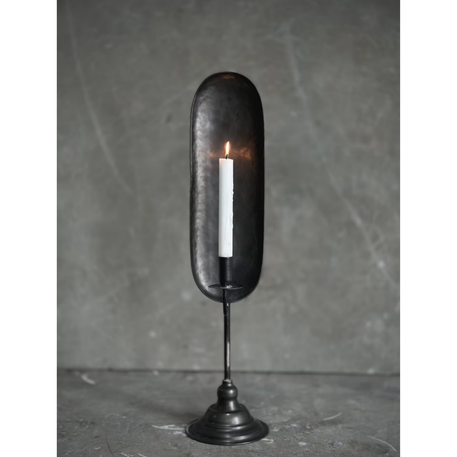Sort lysestake i antikk metall med slank form