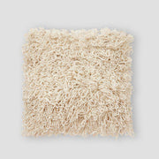 Off-white putetrekk i ull 50x50 cm med lang, fluffy luv. Love er et mykt pynteputetrekk i 70 % ull som gir sofa og seng lun tekstur.