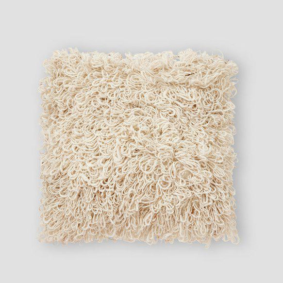 Off-white putetrekk i ull 50x50 cm med lang, fluffy luv. Love er et mykt pynteputetrekk i 70 % ull som gir sofa og seng lun tekstur.