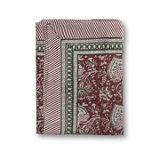 Orientalsk juleduk i rødt bomull med håndtrykket blokktrykk-mønster i grønne og naturhvite toner.