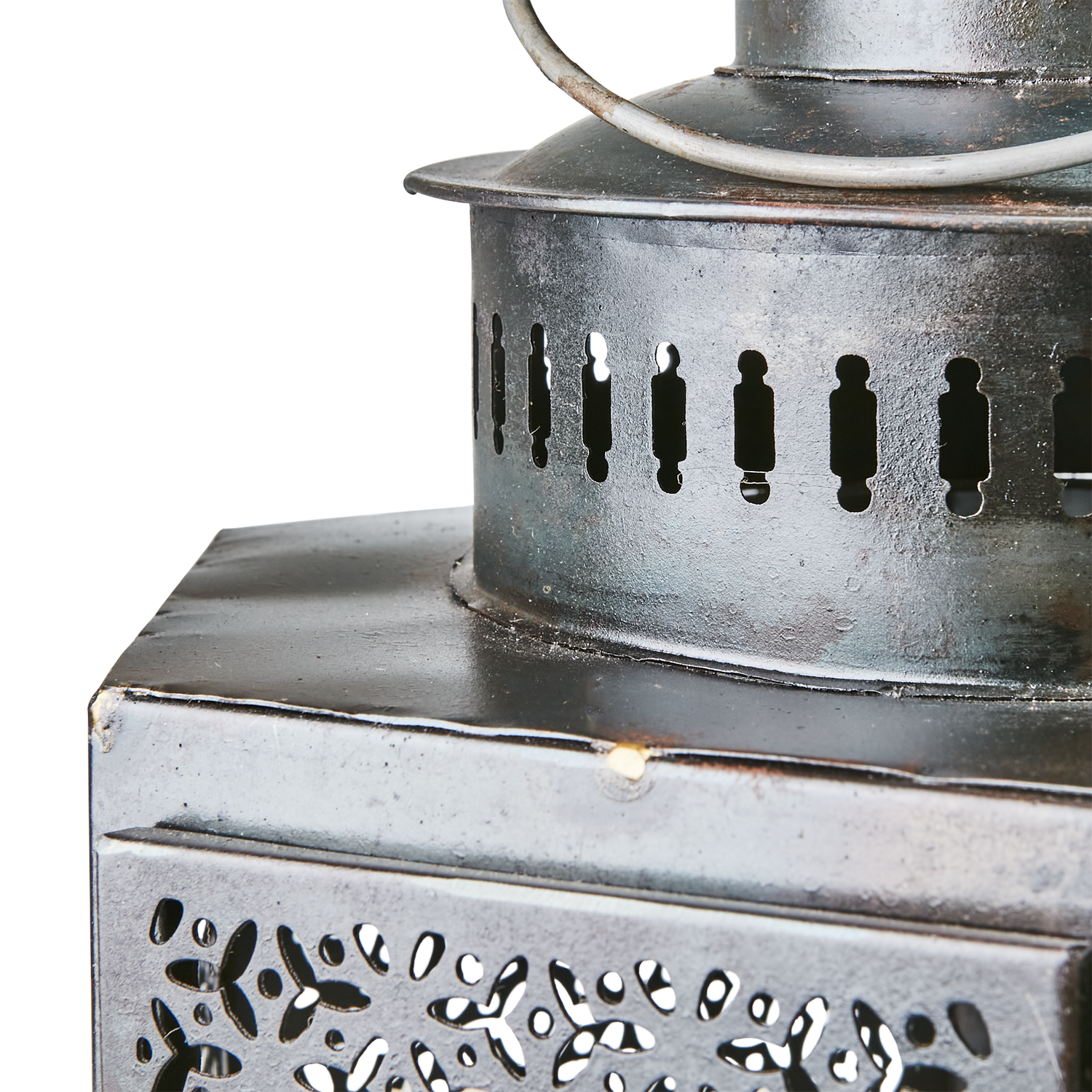 Close-up av ORYX jernlykt med perforert mønster og patinert overflate