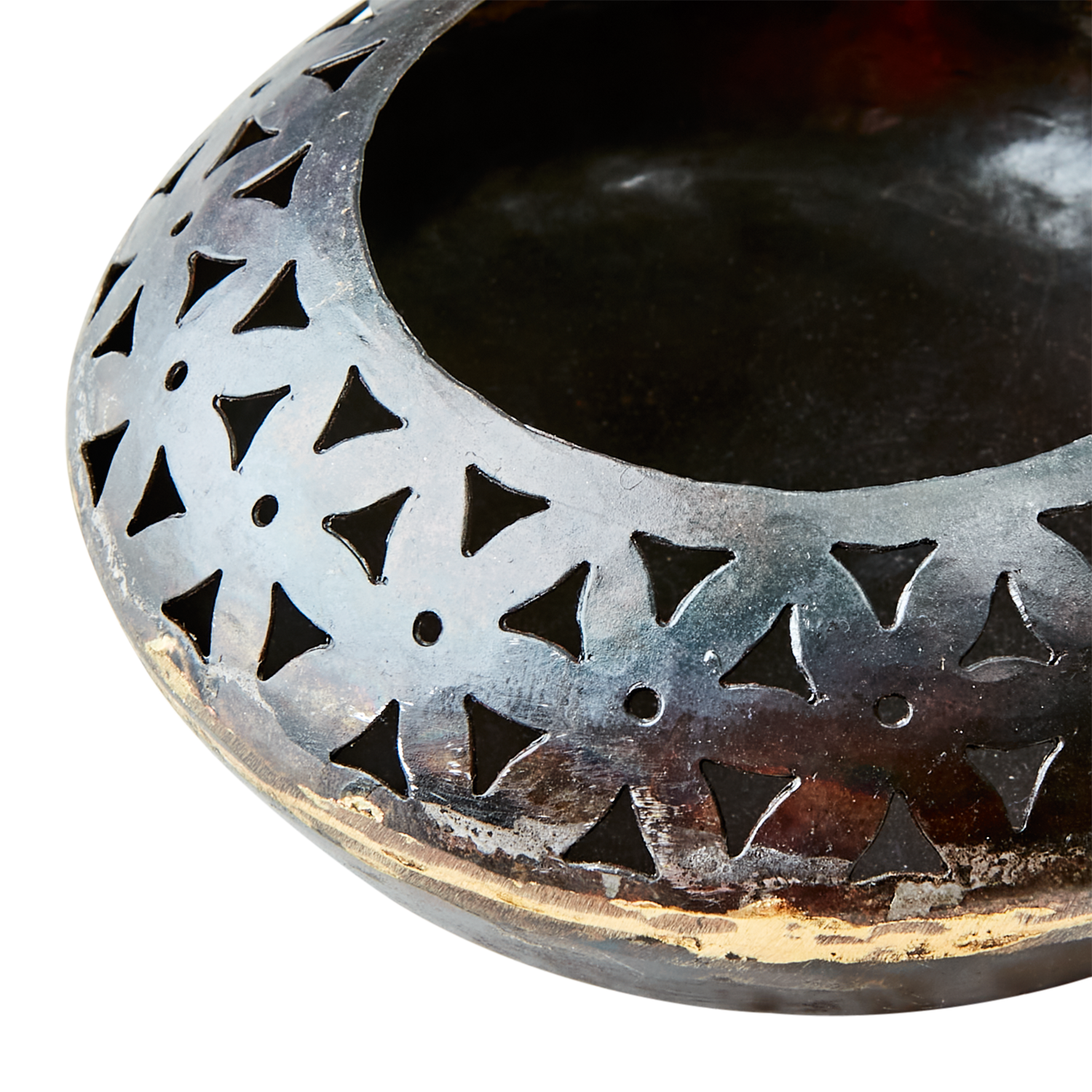 Nærbilde av ORYX lysholder i svart metall med håndskårne åpninger som slipper lyset vakkert gjennom.