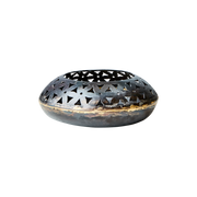 ORYX lysholder fra Affari of Sweden i svart metall, håndlaget med utskårne mønstre og rustikk overflate.