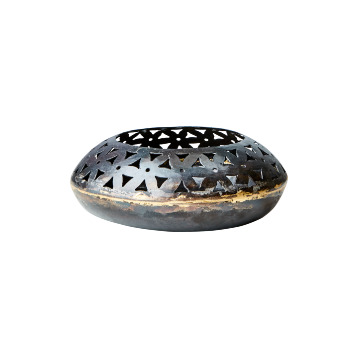 ORYX lysholder fra Affari of Sweden i svart metall, håndlaget med utskårne mønstre og rustikk overflate.