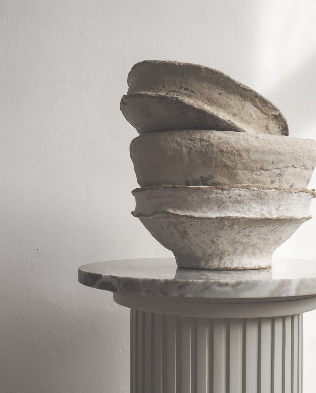 Stabel med vintage papir maché boller fra Nordal på marmor bord, i dempet nordisk interiør