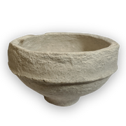 Håndlaget papir maché skål i naturfarget overflate fra Nordal, vist mot svart bakgrunn.