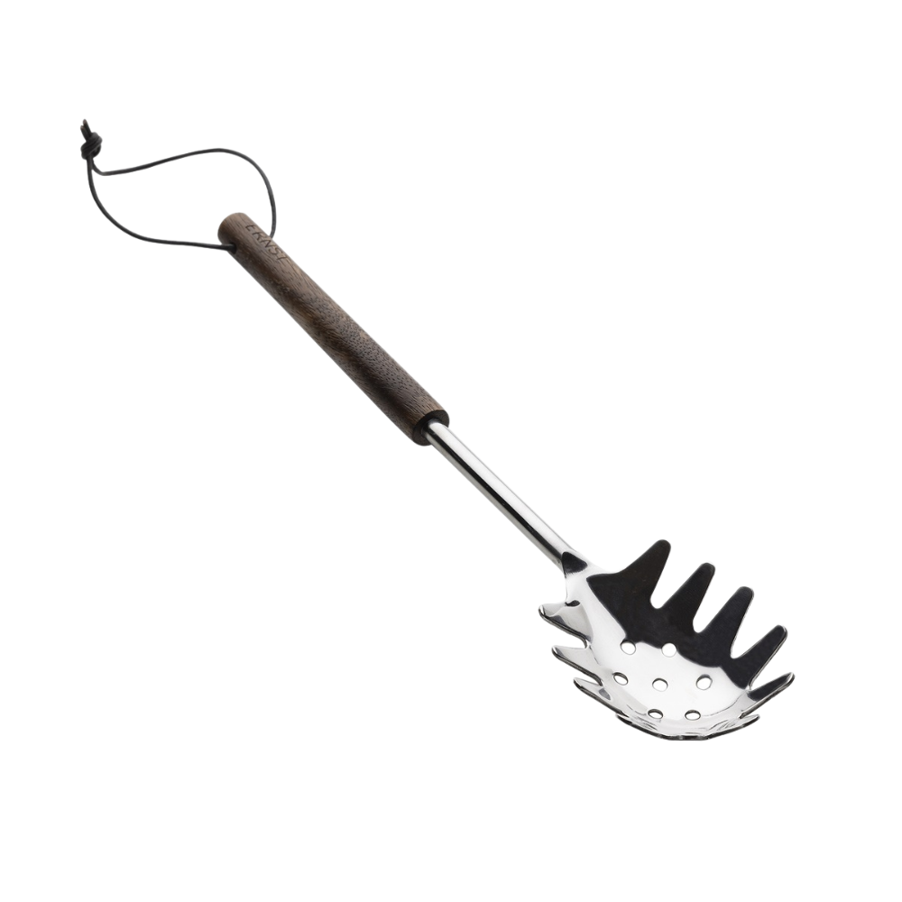 Pastasleiv i rustfritt stål og mørkt mangotre fra Ernst – elegant kjøkkenredskap i nordisk stil.