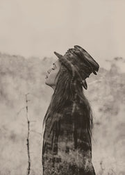 Soul Image Poster Senses “Soul of a Nomad” 50x70 – kunstplakat i sepia med portrett av kvinne i natur.